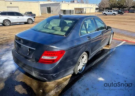 2013 Mercedes-Benz C 250 z USA, uszkodzony, nr VIN WDDGF4HB6DR256533